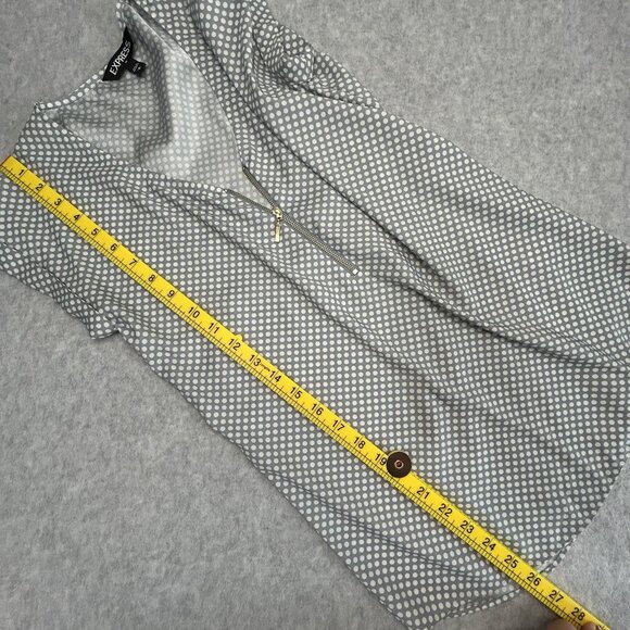 EXPRESS Satiny Polkadot Blouse SP Bluish Gray White 1/4 Zip V-Neck Cap Sleeve - Picture 8 of 9